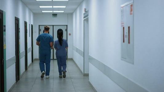 Pflegekraft geht durch einen Krankenhausflur – Symbolbild für körperlich anspruchsvolle Berufe im Stehen