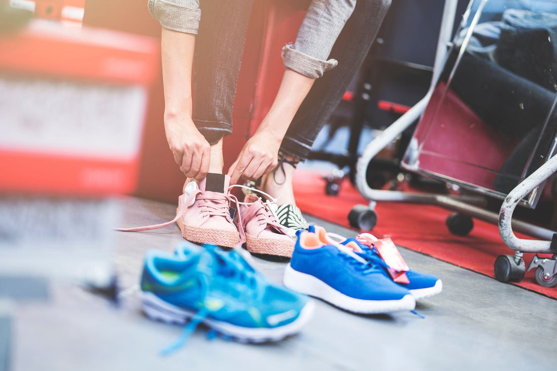 Frau probiert neue Schuhe im Geschäft an