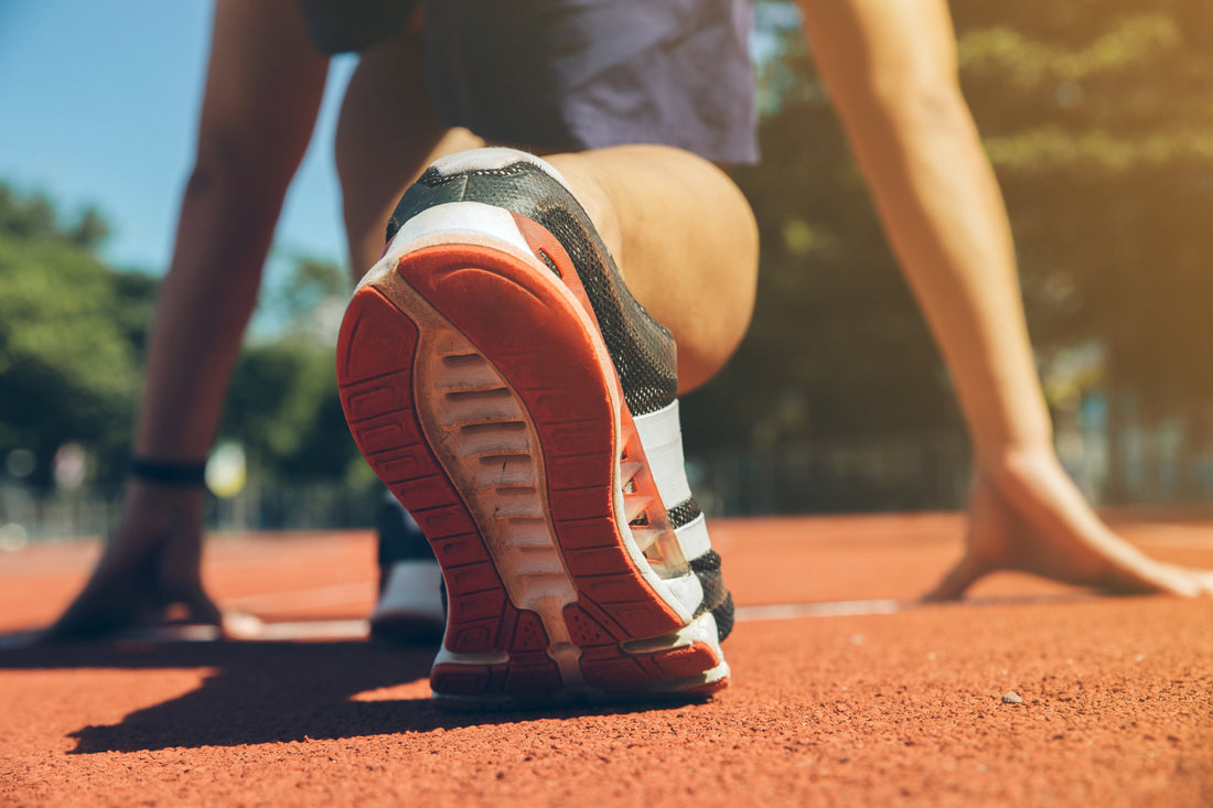 Nahaufnahme eines Laufschuhs beim Sport im Freien